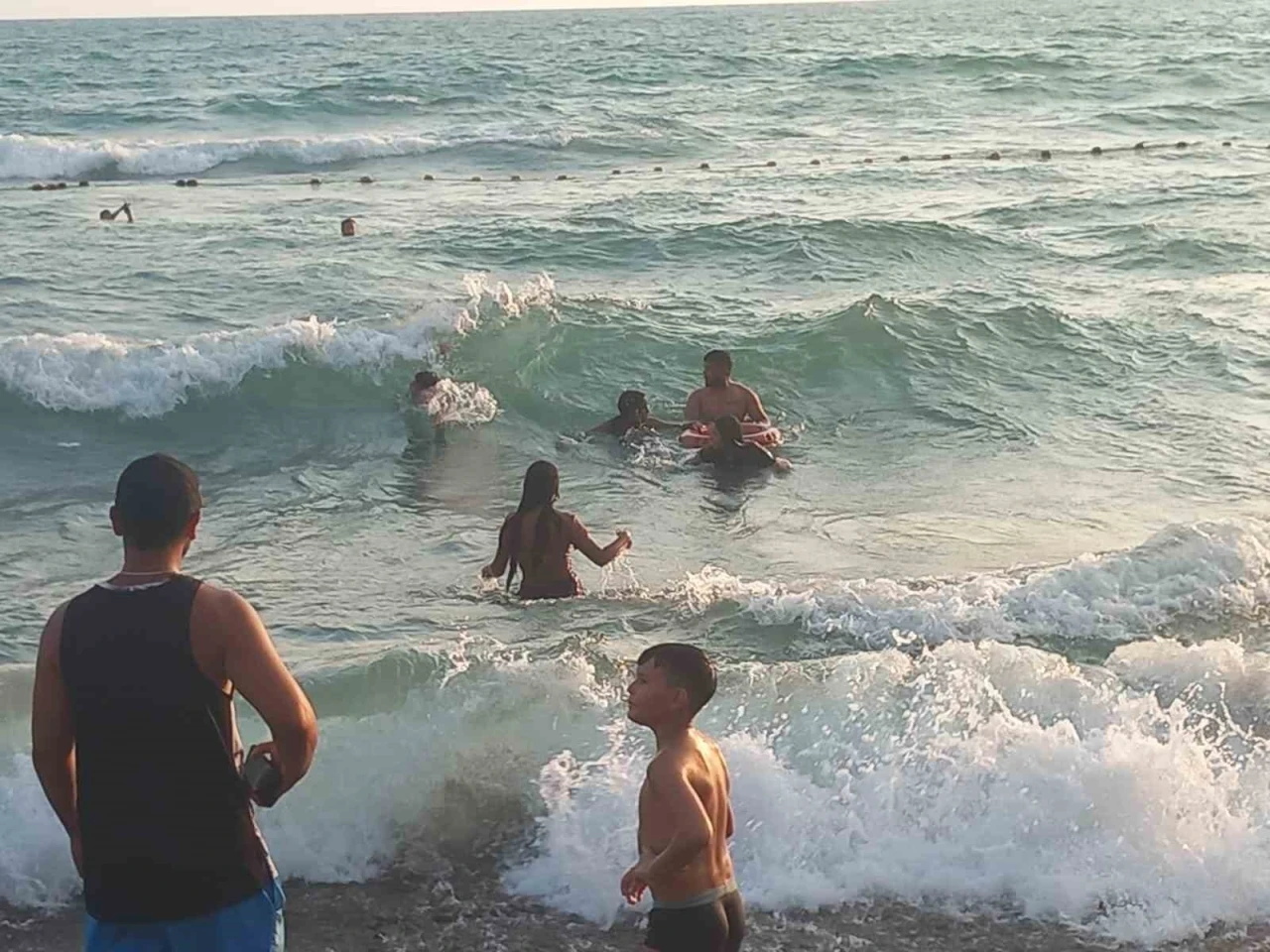 Denizde akıntıya kapılan 3 kız çocuğunun ölümle, yaşam arasındaki mücadele anları kamerada
