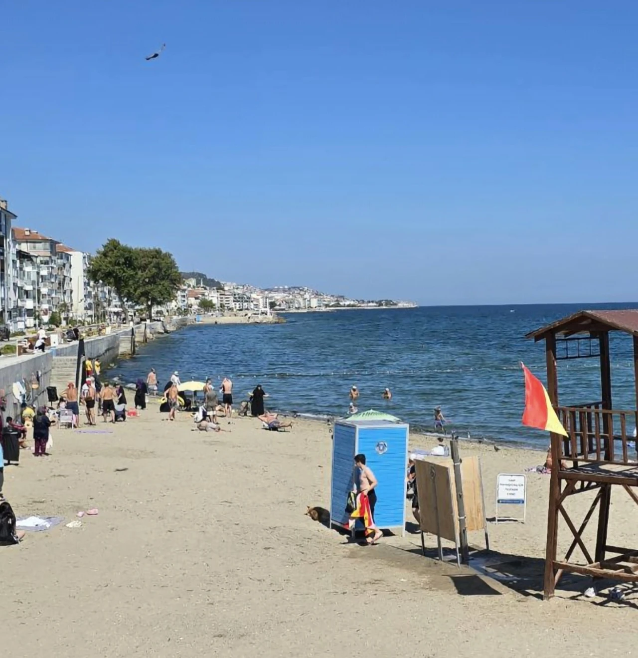 Denizde y&uuml;z&uuml;st&uuml; hareketsiz halde bulunan kişi, kaldırıldığı hastanede hayatını kaybetti
