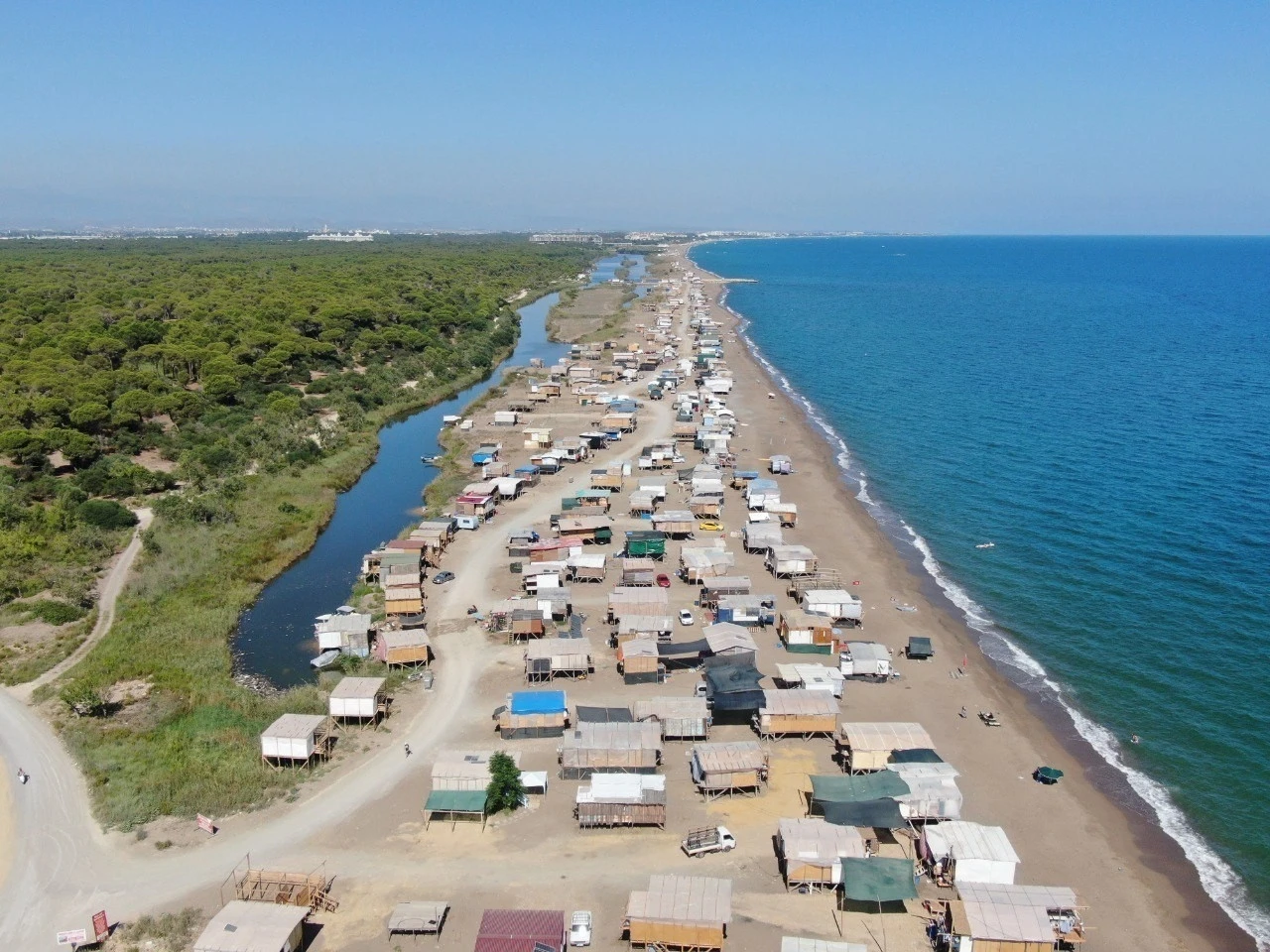 Denize sıfır 5 yıldızlı &ccedil;ardakların yerini halk plajları alıyor
