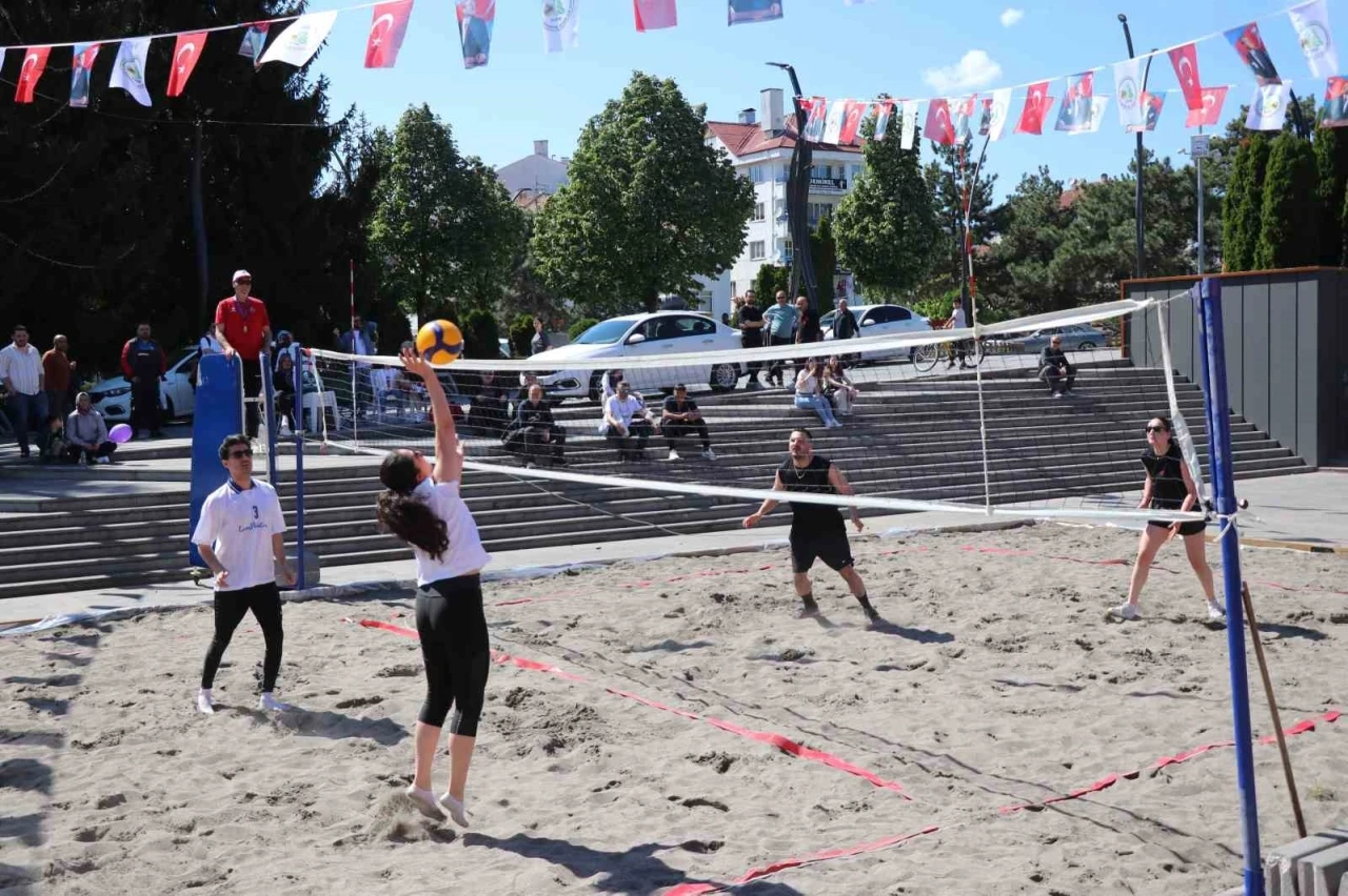 Denizi olmayan Bolu&rsquo;da plaj voleybolu oynadılar
