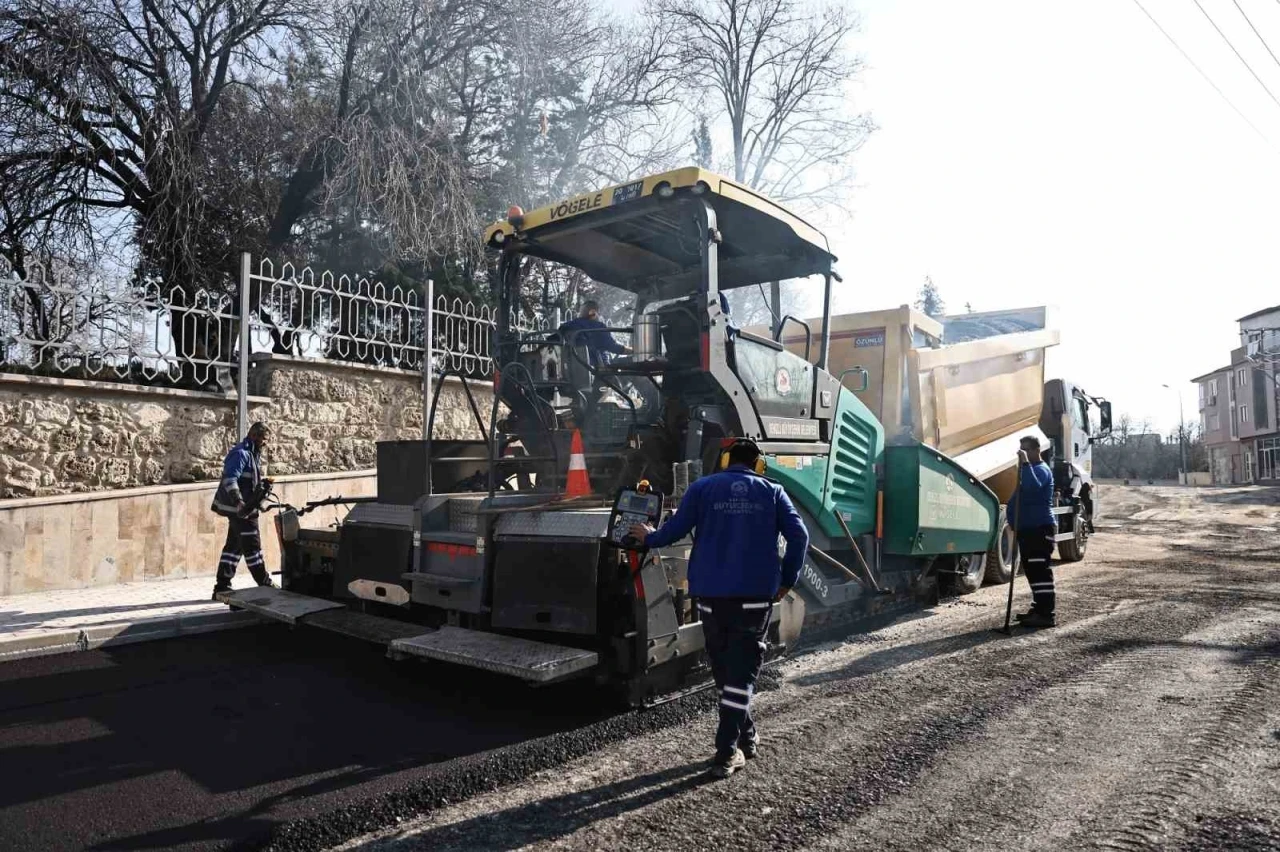 Denizli Büyükşehir Belediyesinin yol yapım çalışmaları hız kesmeden devam ediyor