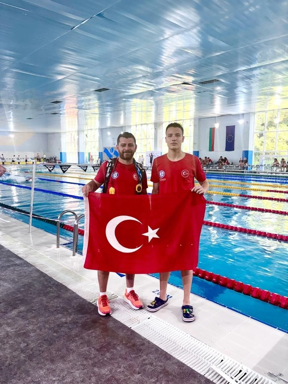 Denizli B&uuml;y&uuml;kşehir Belediyesporlu y&uuml;z&uuml;c&uuml;ler altın madalyaları topladı
