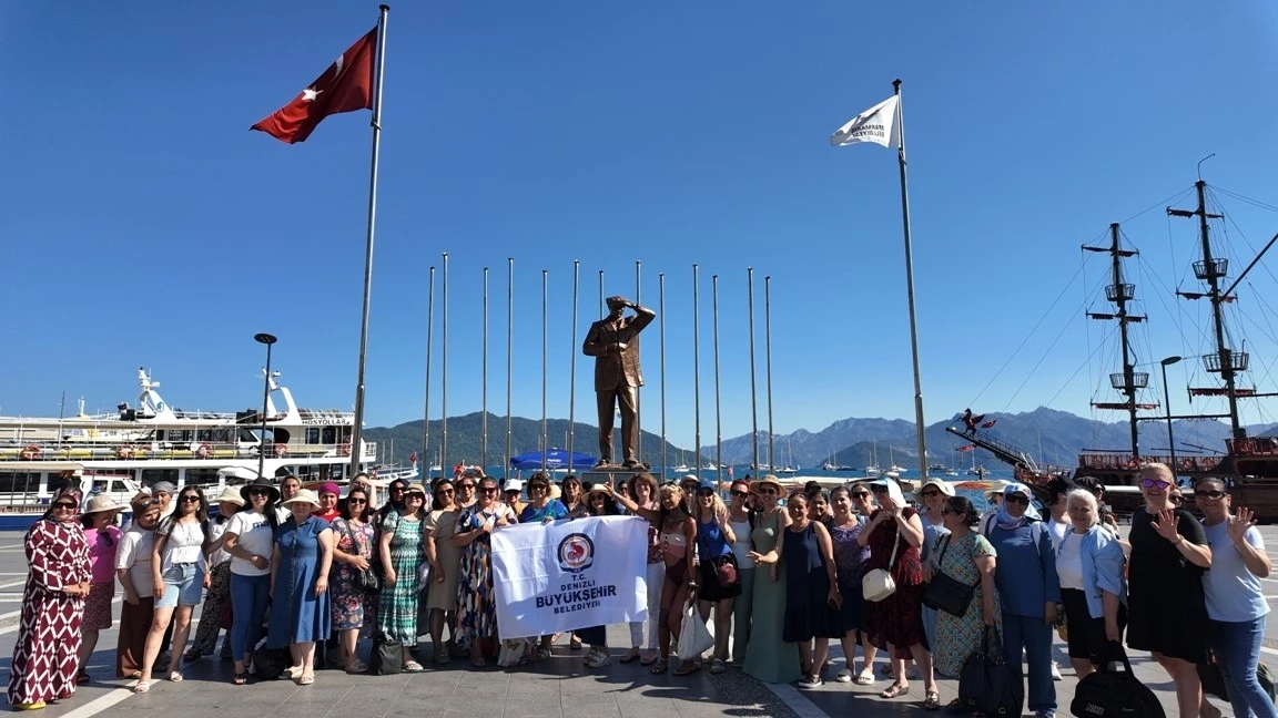Denizli B&uuml;y&uuml;kşehirin kurslarıyla y&uuml;zme &ouml;ğrenen kadınlar denizle buluştu
