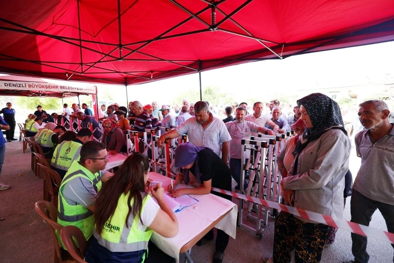 Denizli B&uuml;y&uuml;kşehirin sera naylonu desteğinin ilk dağıtımı Kale&rsquo;de ger&ccedil;ekleştirildi
