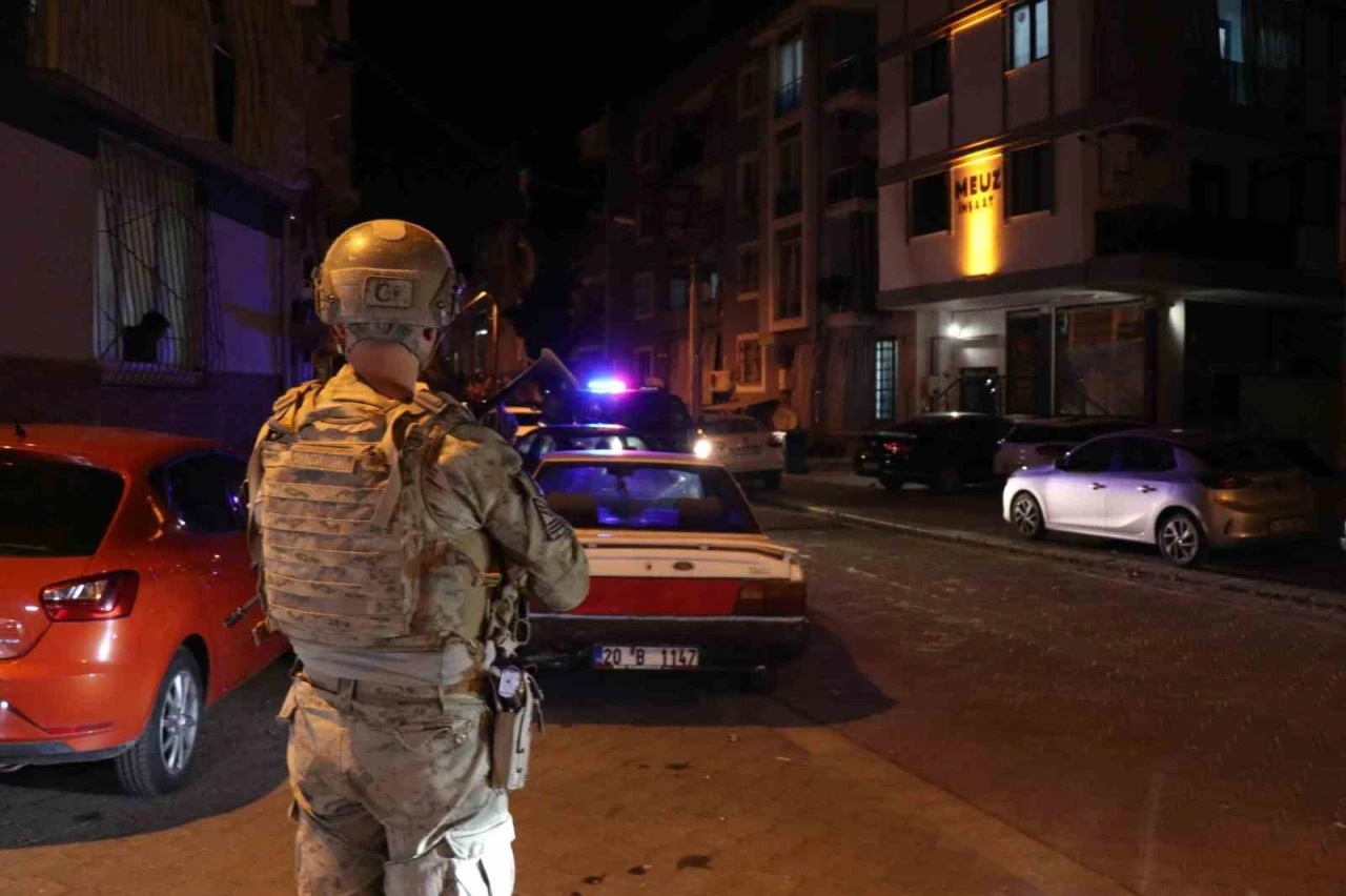 Denizli&rsquo;de 53 yılla aranan 2 firari JASAT&rsquo;ın sıkı takibinden ka&ccedil;amadı
