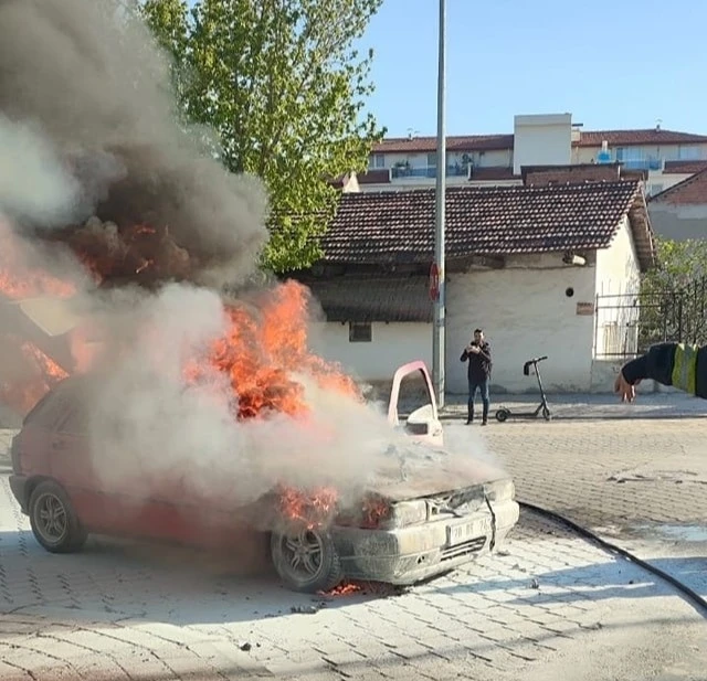 Denizli’de bakımdan çıkan otomobil alev topuna döndü
