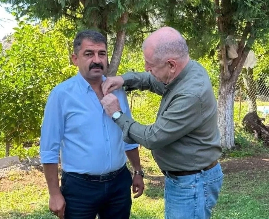 Denizli&rsquo;de bir garip siyasi transfer hikayesi; "Rozeti birden g&ouml;ğs&uuml;me takıverdi
