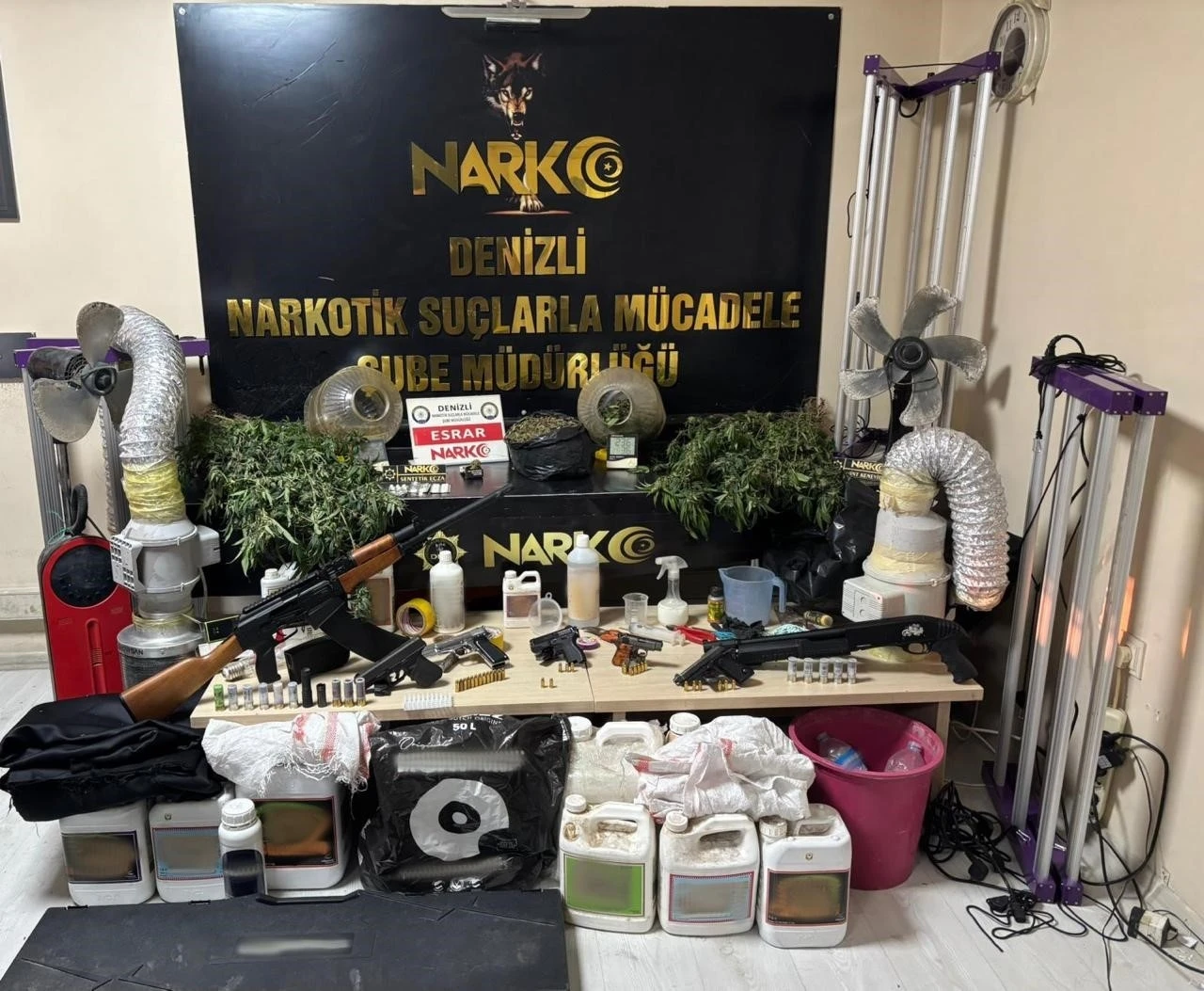 Denizli&rsquo;de &ccedil;ok sayıda silah ve kenevir yetiştirme ekipmanları ele ge&ccedil;irildi

