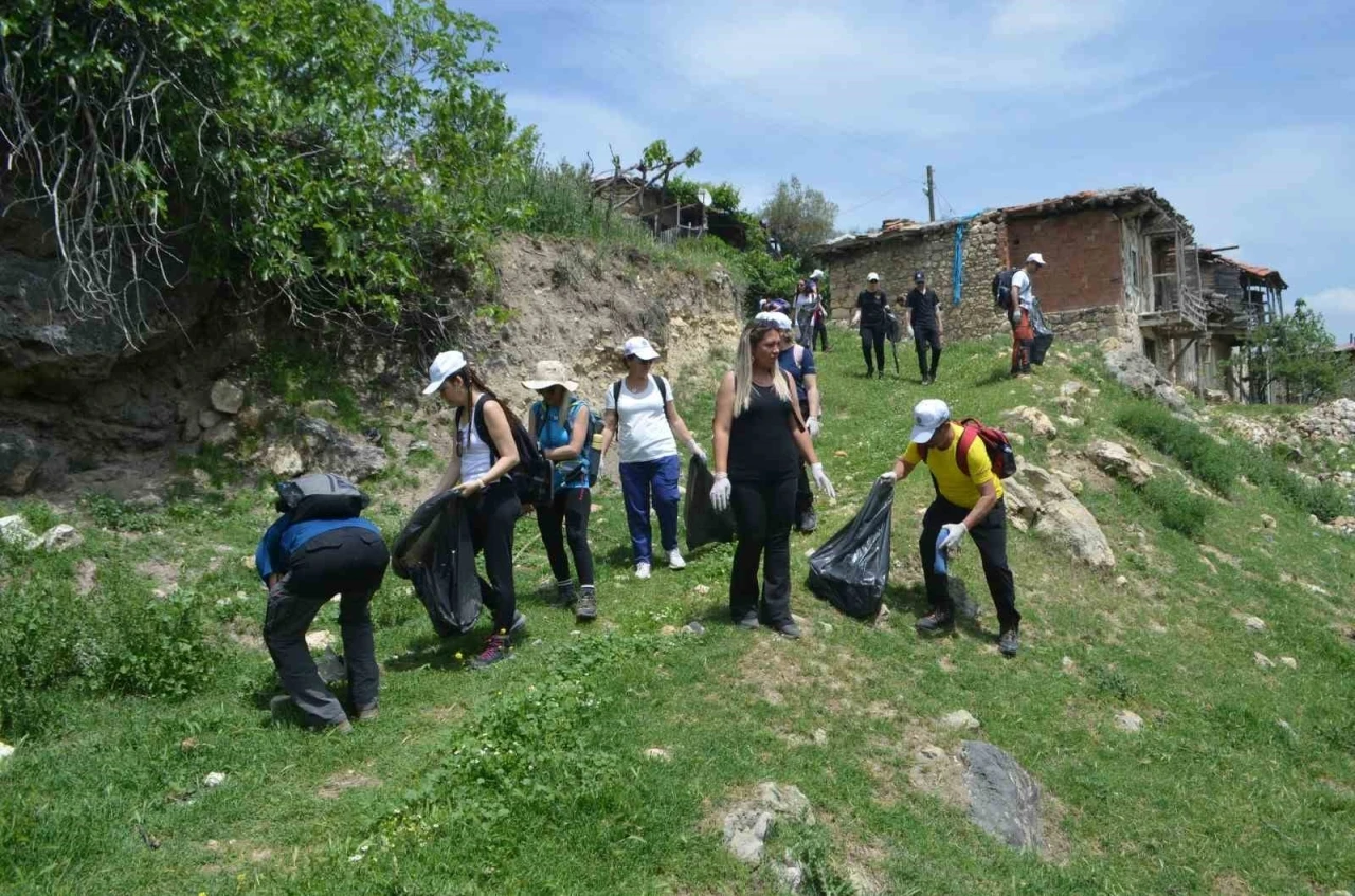 Denizli’de doğa yürüyüşüyle köylerden şehirlere yaşanan göçlere dikkat çekildi

