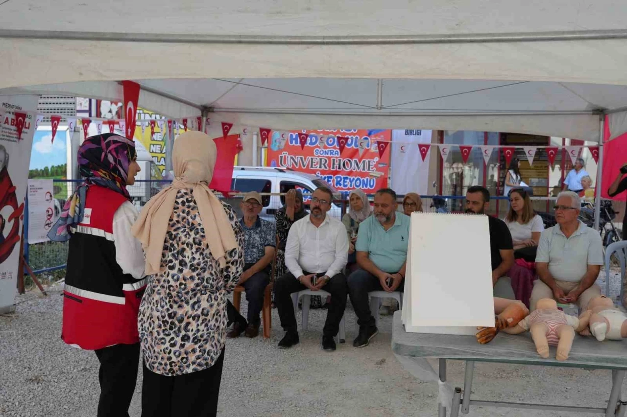 Denizli’de esnaf ve vatandaşlara ilk yardım ve Heimlich manevrası eğitimi verildi
