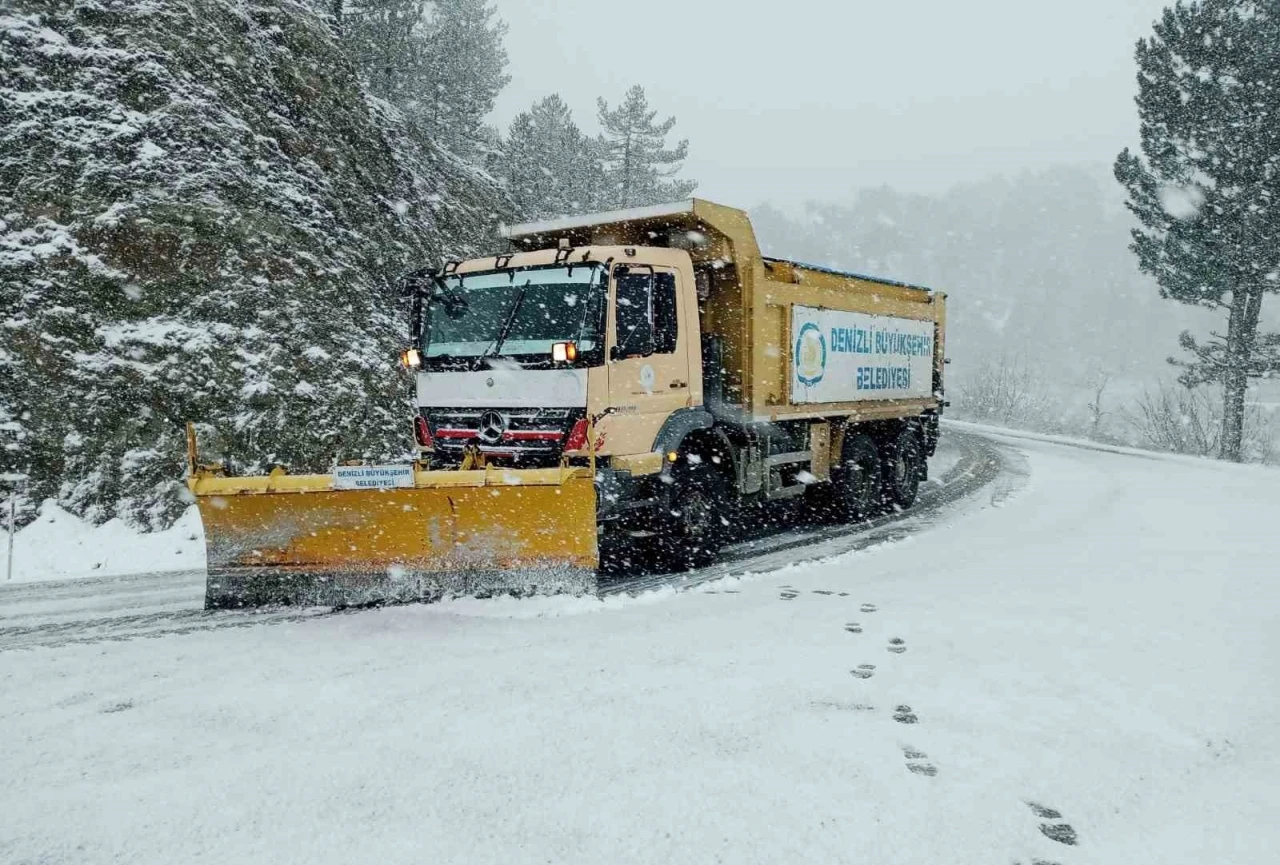 Denizli&rsquo;de karla m&uuml;cadele s&uuml;r&uuml;yor
