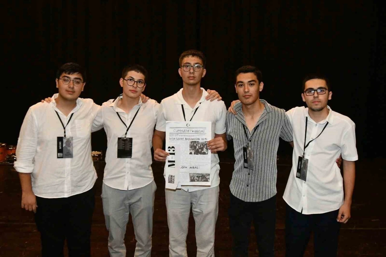 Denizli’de liseli gençler cumhuriyetin manşetlerini yazdı
