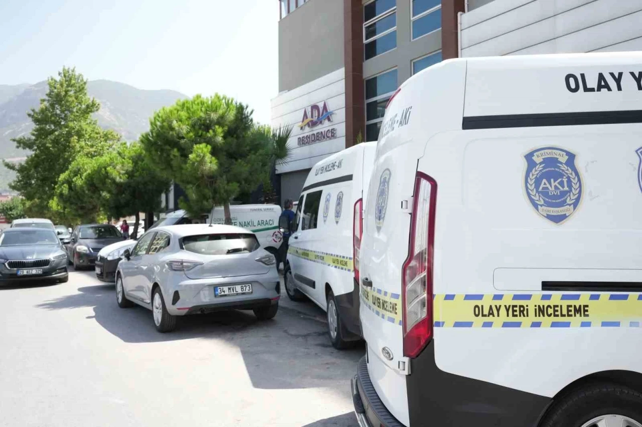 Denizli’de polis memuru kaldığı apartta ölü bulundu
