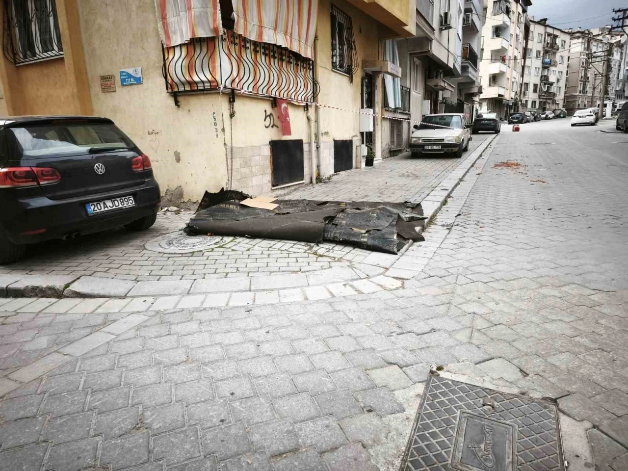 Denizli&rsquo;de şiddetli r&uuml;zgar hayatı olumsuz etkiledi: &ccedil;atılar u&ccedil;tu, insanlar y&uuml;r&uuml;yemedi
