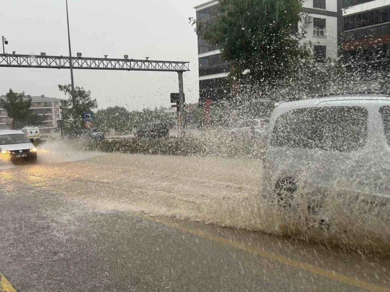 Denizli&rsquo;de şiddetli yağış trafiği fel&ccedil; etti
