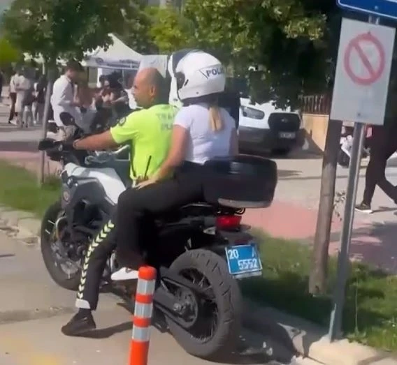 Denizli’de YKS’ye geç kalan ve kimliklerini evde unutan öğrencilerin imdadına polisler yetişti
