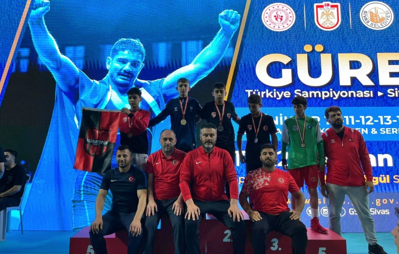 Denizlili güreşçiler Sivas’ta fırtına gibi esti
