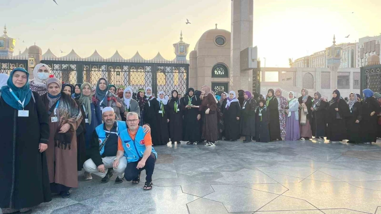 Denizlili kadın umreciler Ravza&rsquo;daki dualarla buluştu
