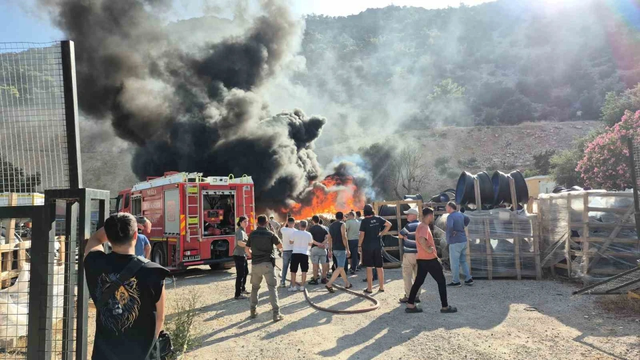 Depolama alanındaki borular alevlere teslim oldu

