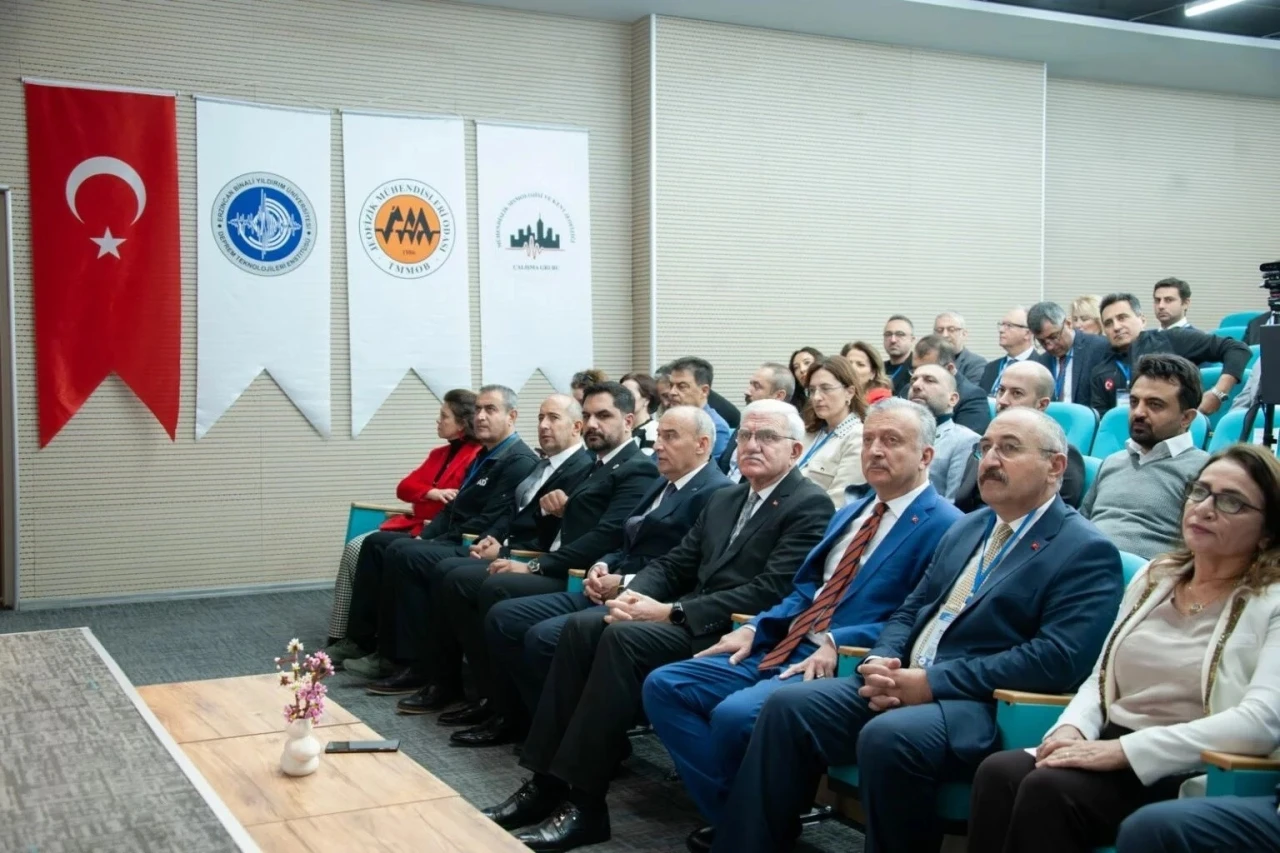 Deprem bilimciler EBYÜ’de buluştu
