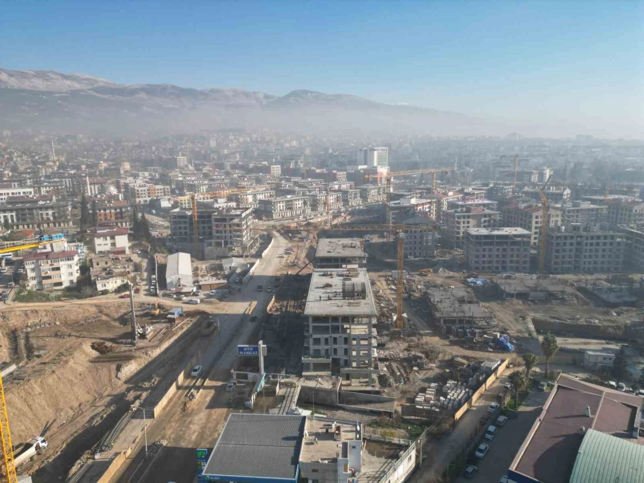 Deprem b&ouml;lgesinden Bakan Kurum&rsquo;a destek:  "B&ouml;yle şantiye şefine can kurban"
