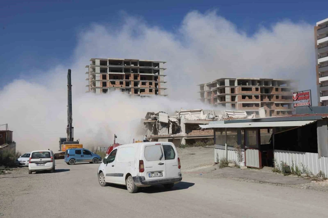 Deprem etkisi oluşturan 13 katlı bina yerle bir olma anı kamerada
