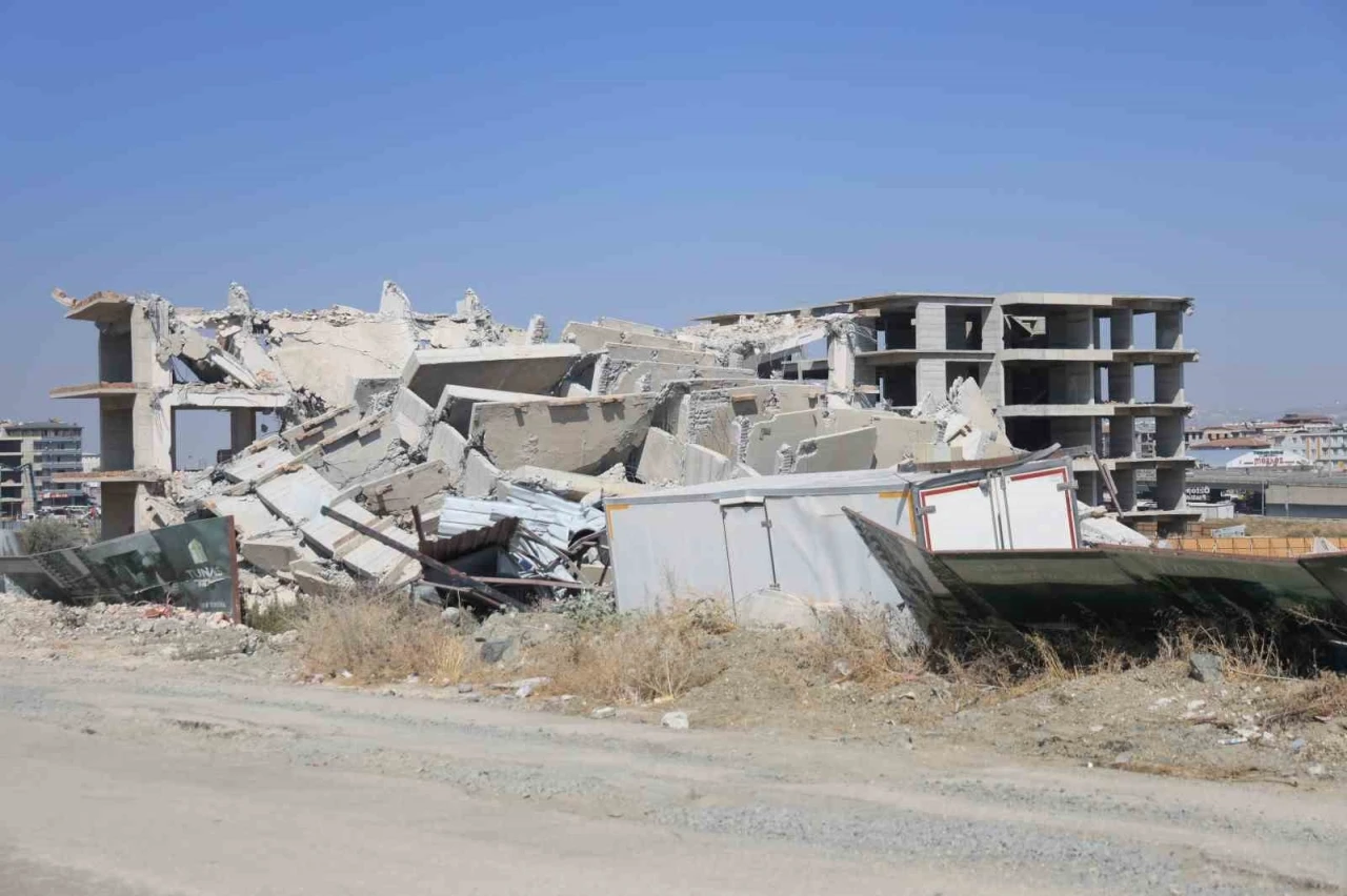 Deprem etkisi yaşatan 12 katlı binanın yerle bir olduğu anlar kamerada
