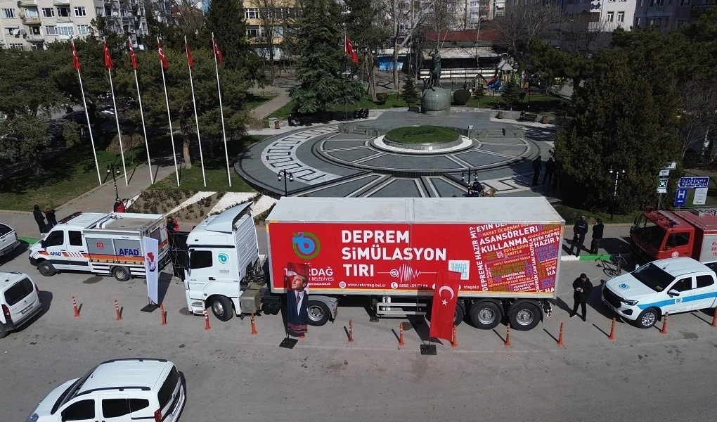 Deprem Haftası&rsquo;nda sim&uuml;lasyon tırı sahada
