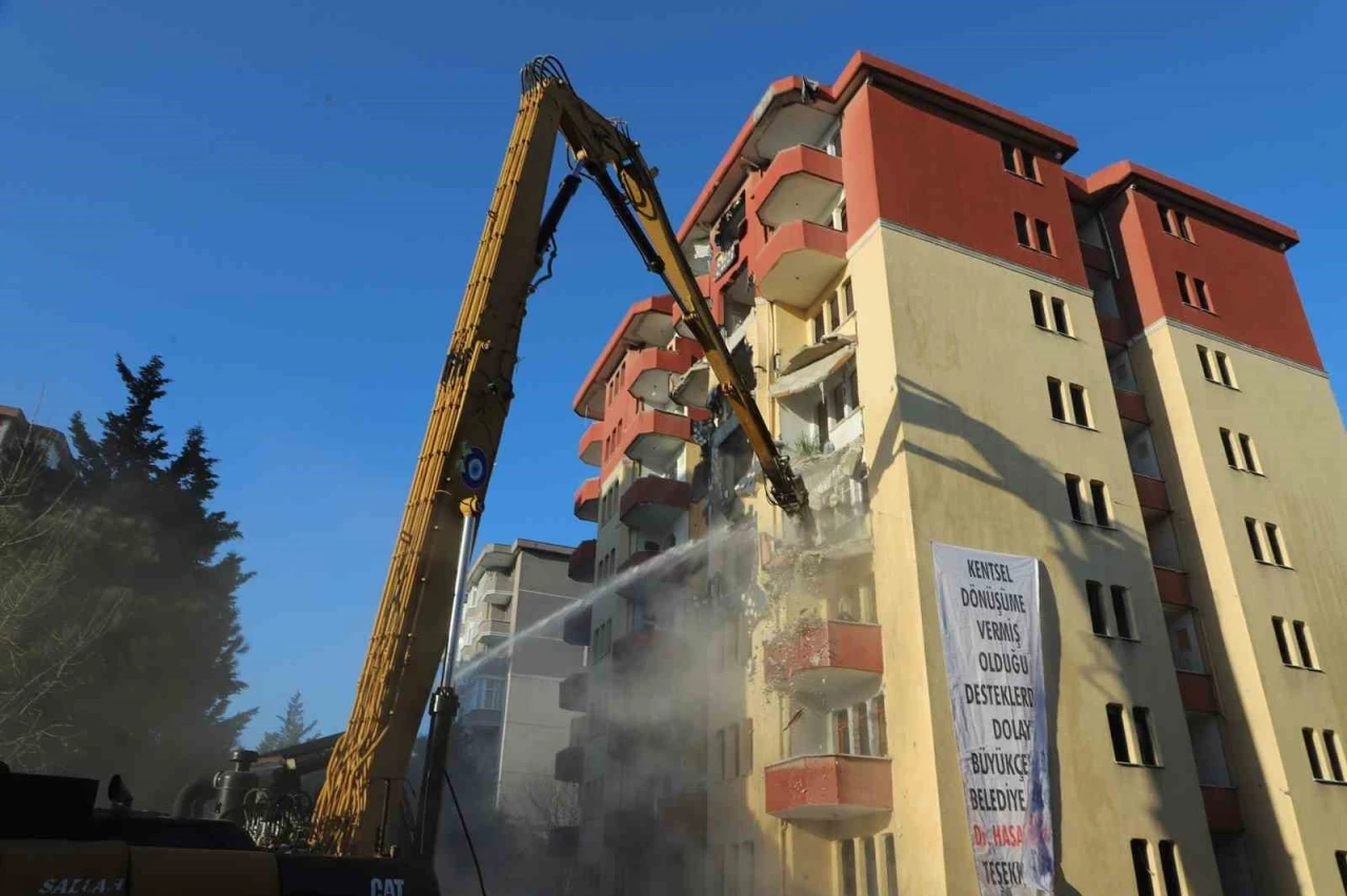 Deprem hazırlıklarının s&uuml;rd&uuml;ğ&uuml; B&uuml;y&uuml;k&ccedil;ekmece&rsquo;de riskli bir site daha yıkıldı
