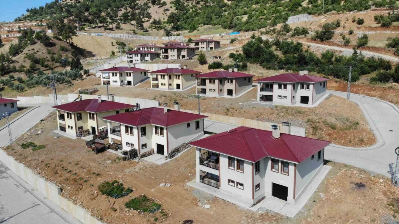Deprem mağduru nine: &quot;Hiç aklıma gelmezdi böyle ev yapacakları&quot;
