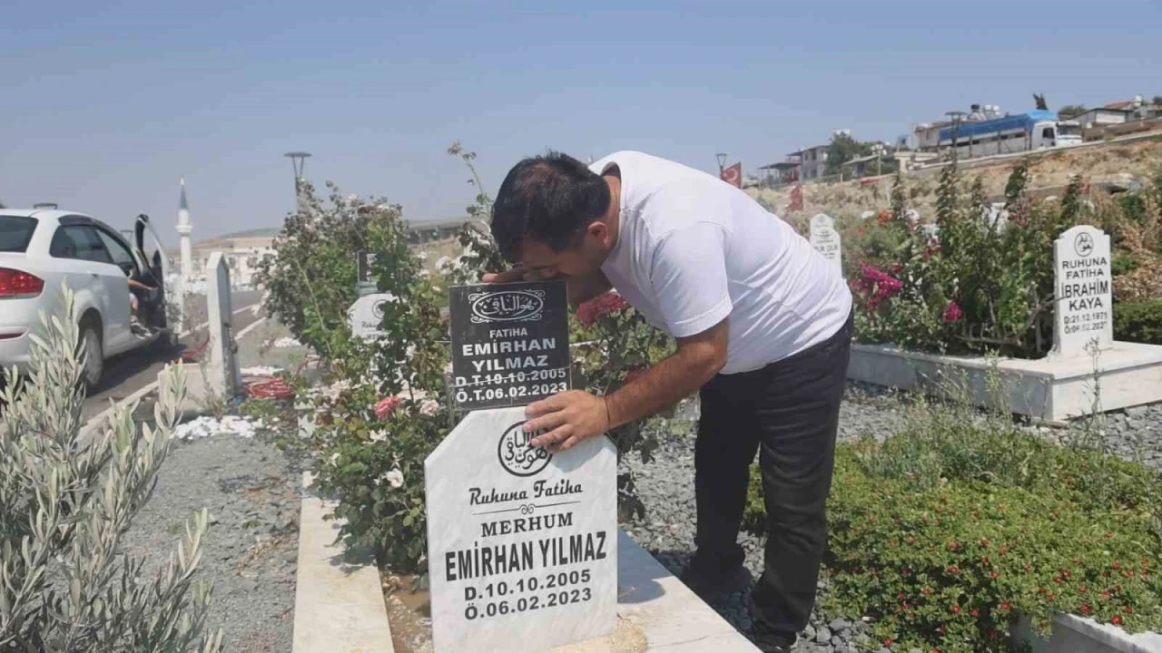 Deprem mezarlığında evlatlarının mezarını ziyaret eden baba: &quot;Keşke sağ olsalardı da onlar da anne ve baba olsaydı&quot;
