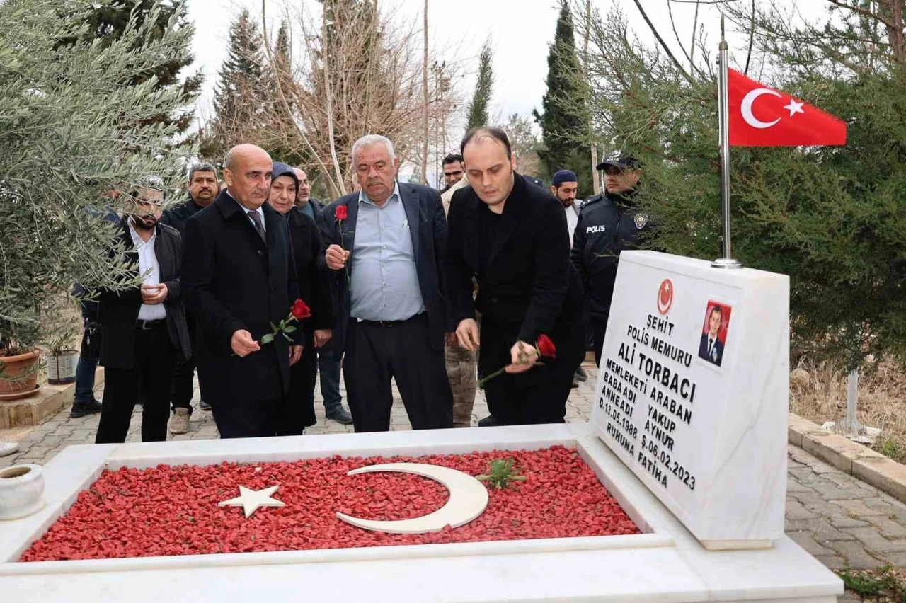 Deprem şehidi polis memuru Ali Torbacı, mezarı başında anıldı
