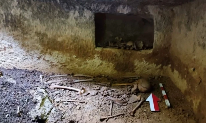 Deprem, tarihi mekanı gün yüzüne çıkarttı
