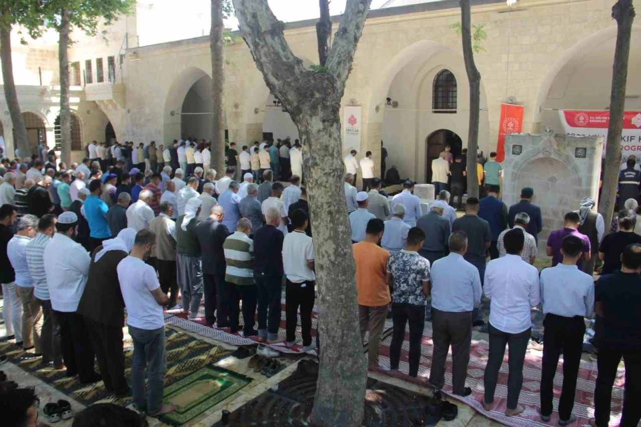 Deprem ve sel felaketinde hasar alan 526 yıllık Hasan Paşa Cami ibadete açıldı
