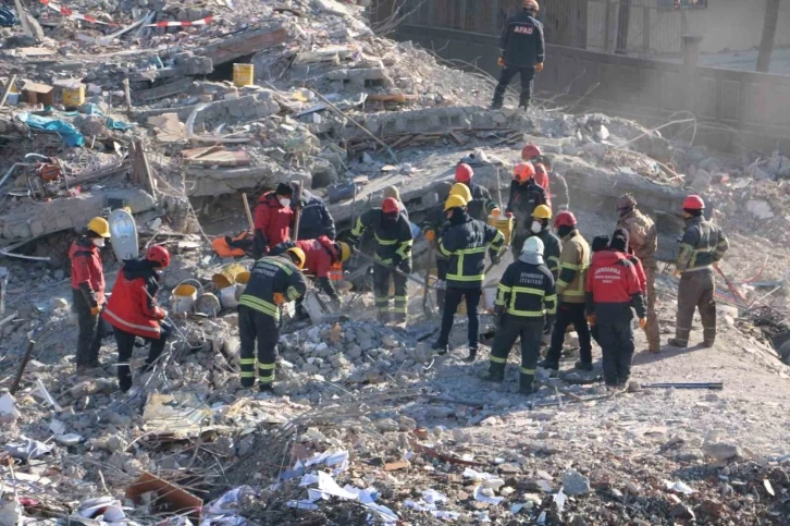 Depremde 100 kişinin hayatını kaybettiği Hisami Apartmanı davasına devam edildi
