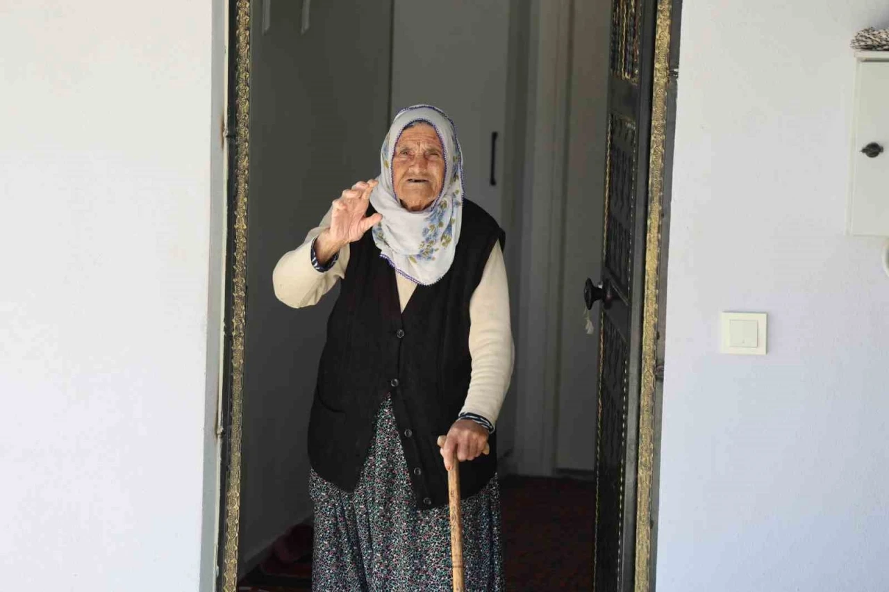 Depremde 41 ev ağır hasar almıştı, yıkılıp yapıldı: 90 yaşındaki Fatma nine yeni evine yerleşmenin mutluluğunu yaşadı
