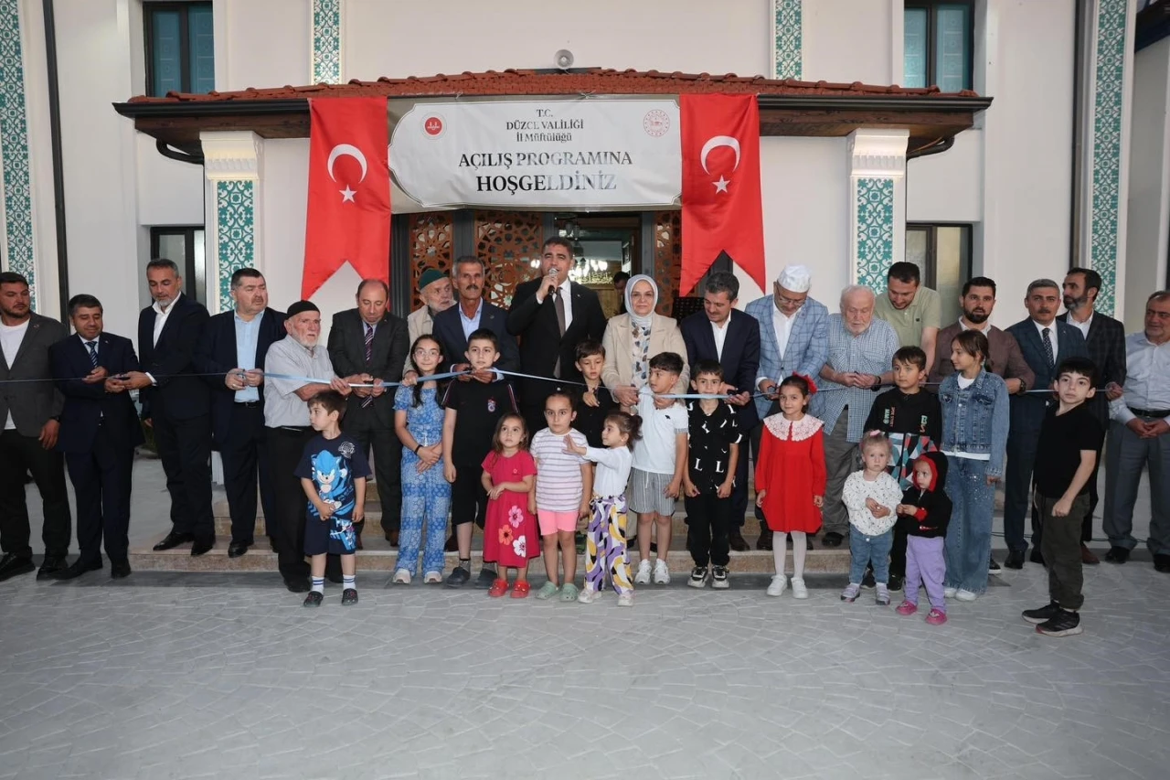 Depremde ağır hasar gören caminin yerine yenisi yapıldı
