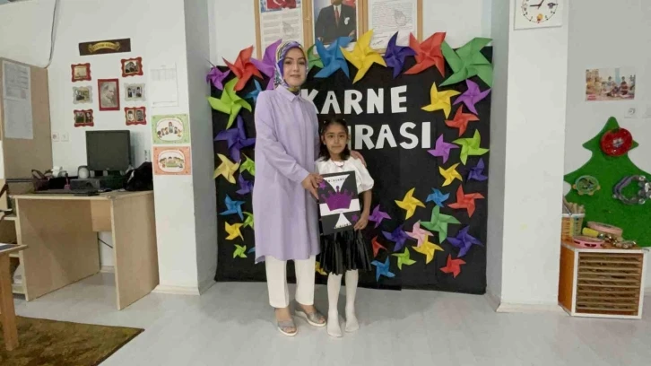 Depremde ailesini kaybeden minik Naz’ın ilk karne heyecanı