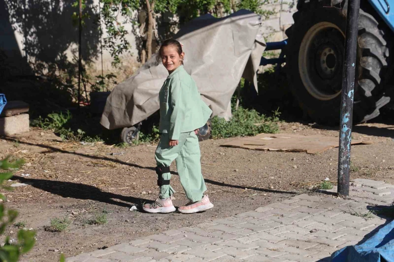 Depremde ailesini kaybeden Zeynep, amcasına &rsquo;baba&rsquo;, yengesine &rsquo;anne&rsquo; diyerek hayata tutundu
