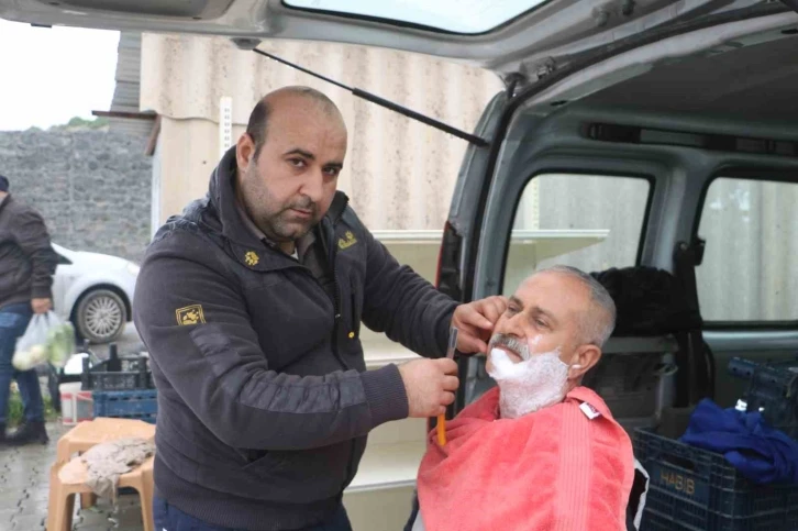 Depremde dükkanını kaybeden afetzede berberden seyyar çözüm
