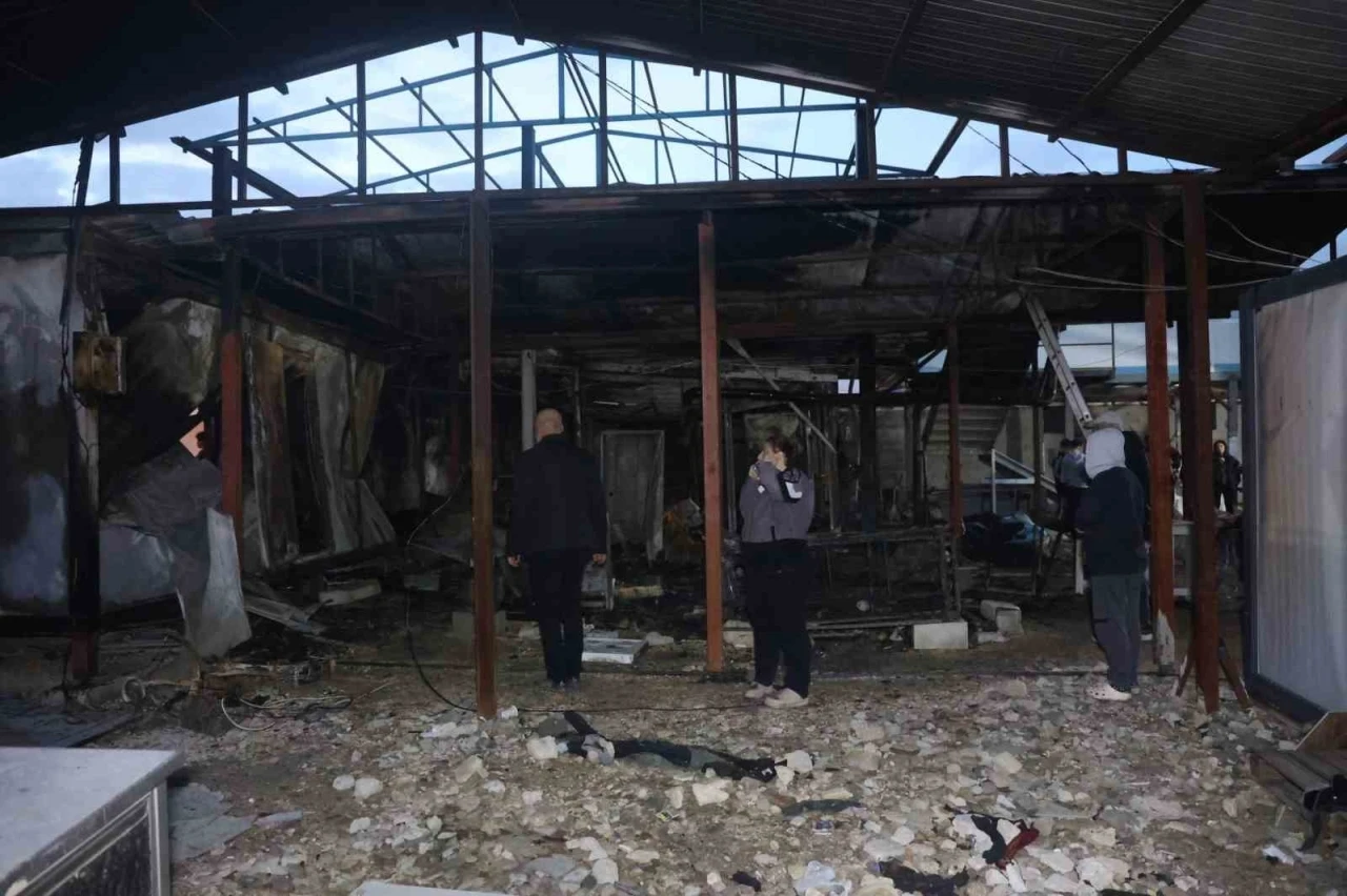 Depremde evleri yıkılan aile yangınla birlikte ikinci kez yuvasız kaldı
