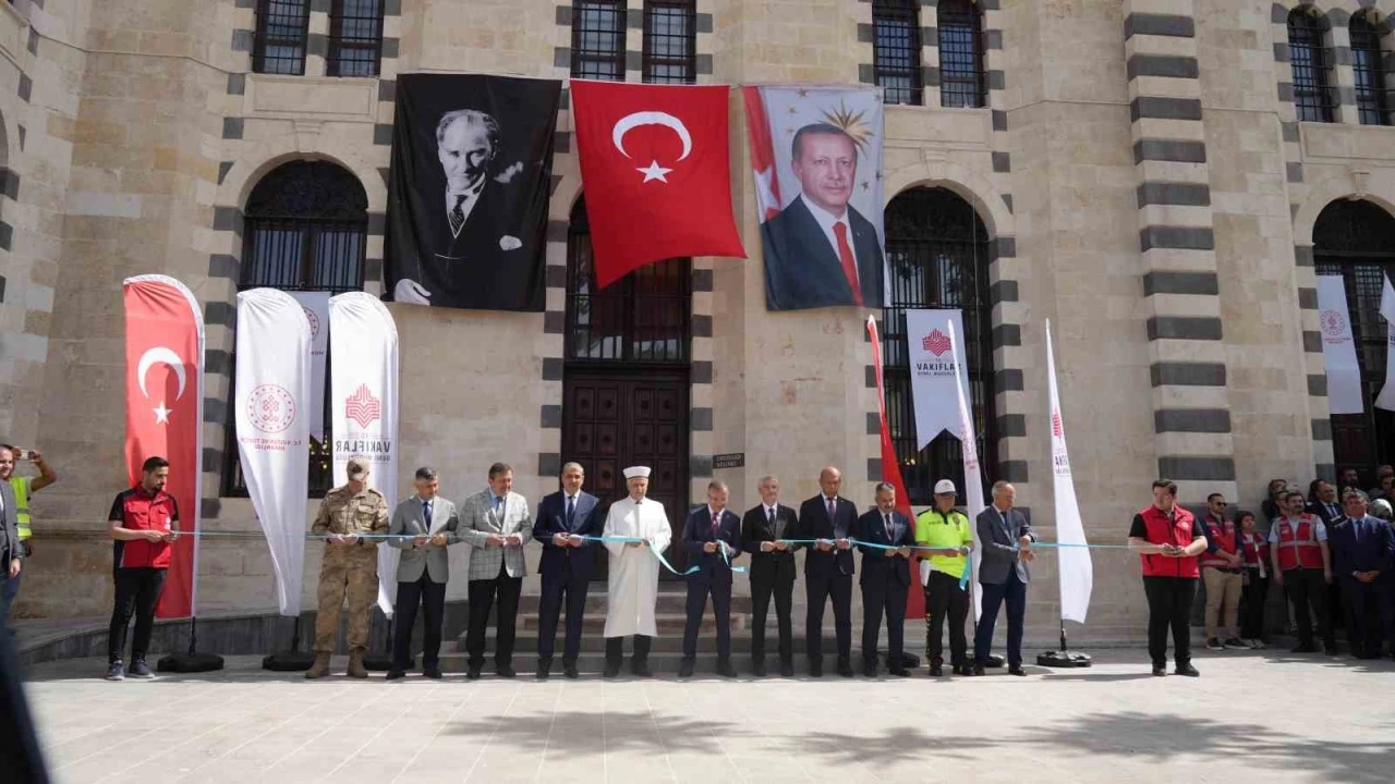 Depremde hasar alan tarihi Kurtuluş Camii yeniden ibadete açıldı
