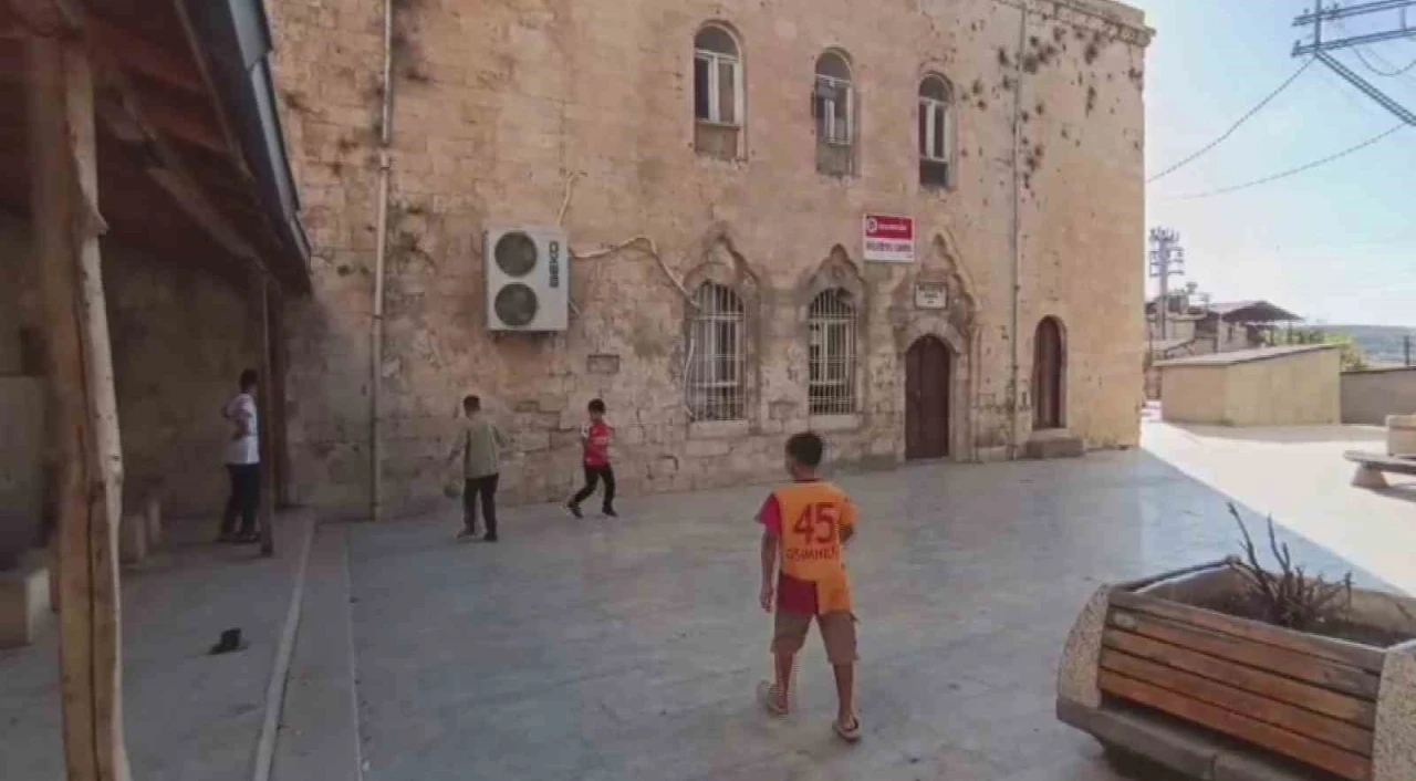 Depremde hasar gören cami ibadete kapalı
