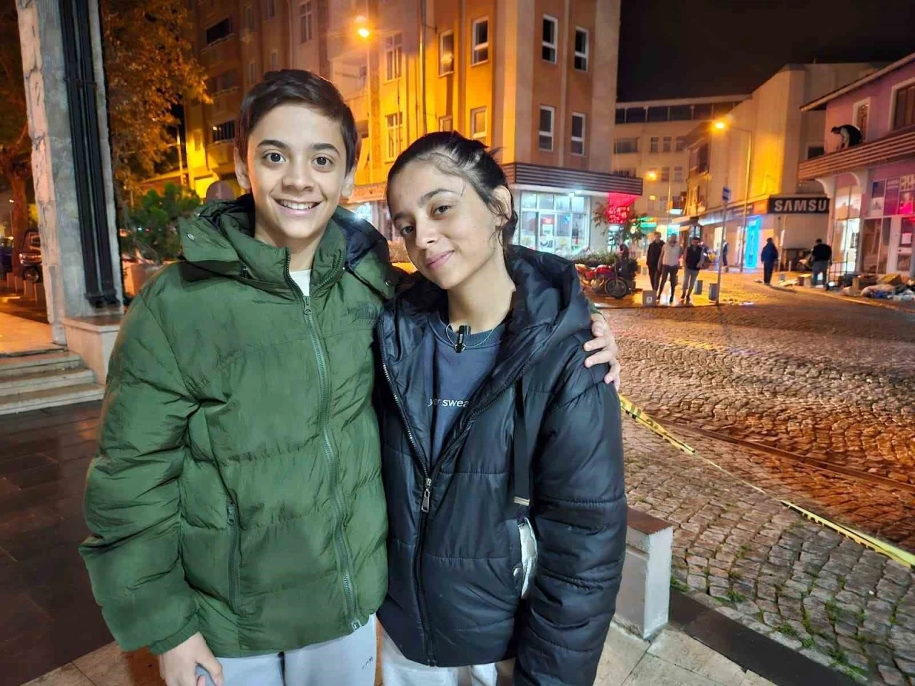 Depremde ölümden döndüler: &quot;Kardeşimi enkazın altında kaldı sandım&quot;
