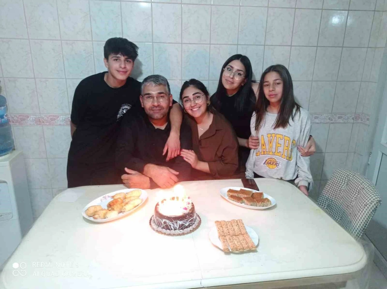 Depremde t&uuml;m ailesini kaybeden baba, 04.17&rsquo;de mezar başında g&ouml;zyaşlarına boğuldu
