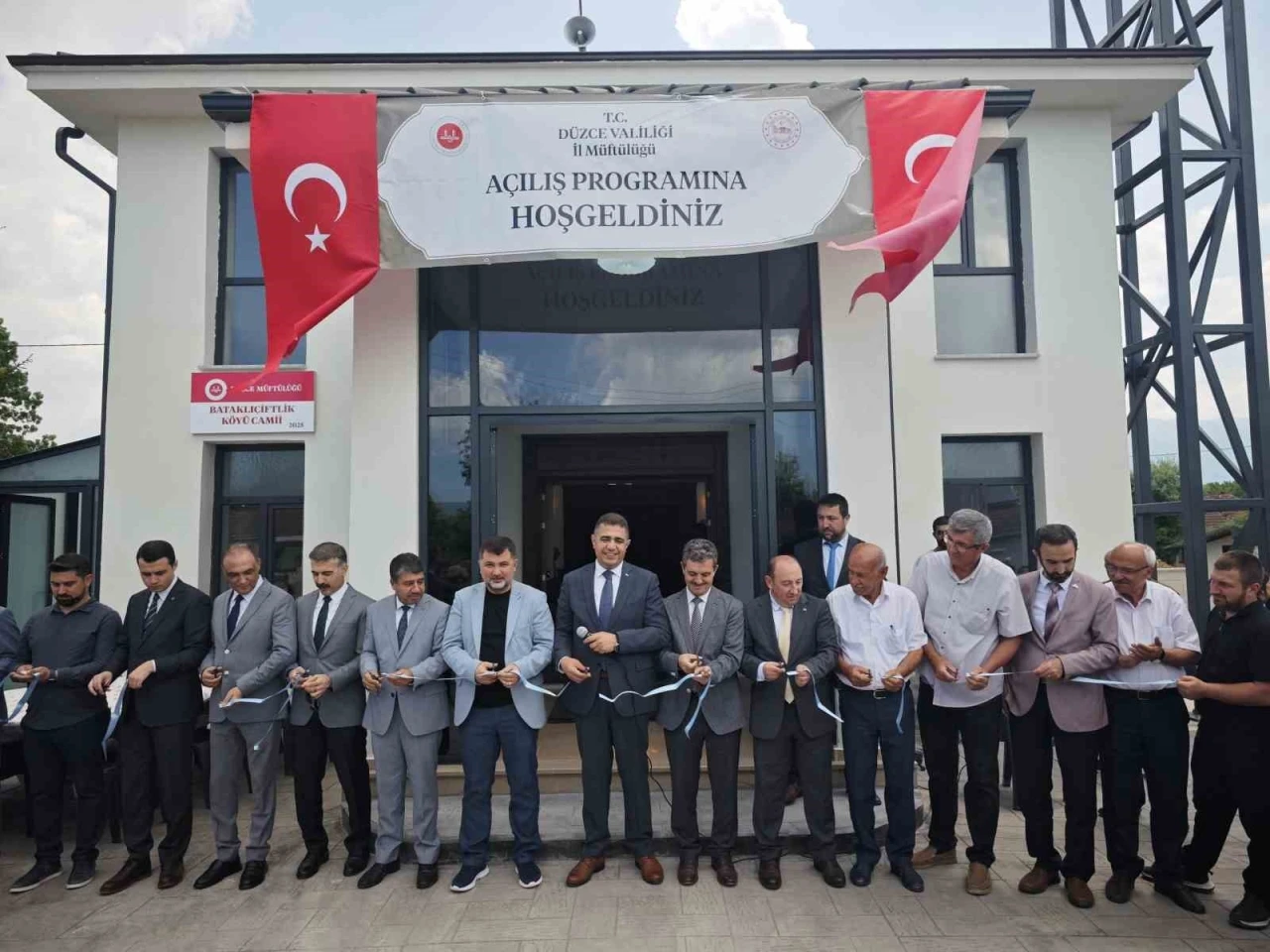 Depremde yıkılan bir cami daha yeniden inşa edildi
