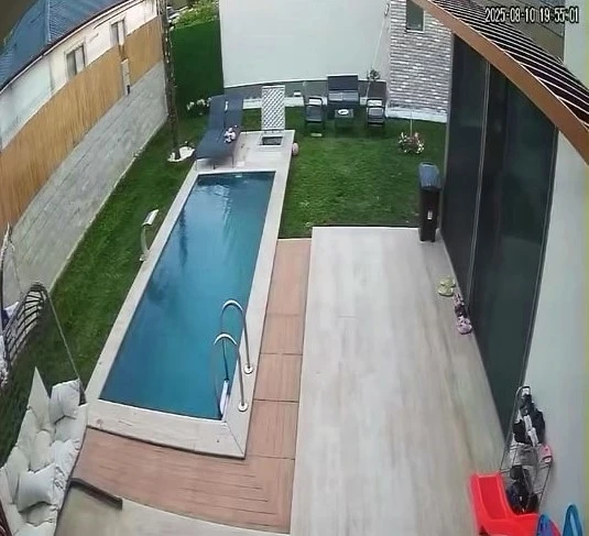 Depremde yüzme havuzu beşik gibi sallandı
