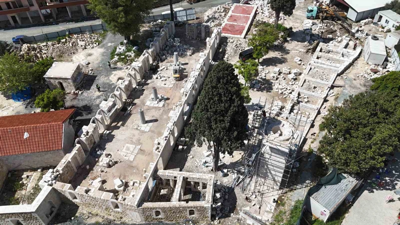 Depremde zarar g&ouml;ren Kahramanmaraş Ulu Camii ibadete a&ccedil;ıldı, Antakya Ulu Camii de vatandaşla buluşacağı g&uuml;n&uuml; bekliyor
