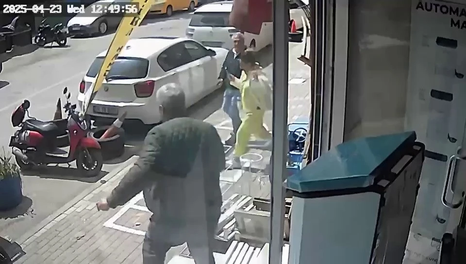 Depremden kaçış anları kameraya yansıdı
