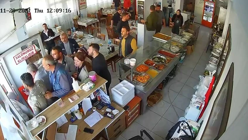 Depreme lokantada yakalanan vatandaşları panikle kaçışları kamerada
